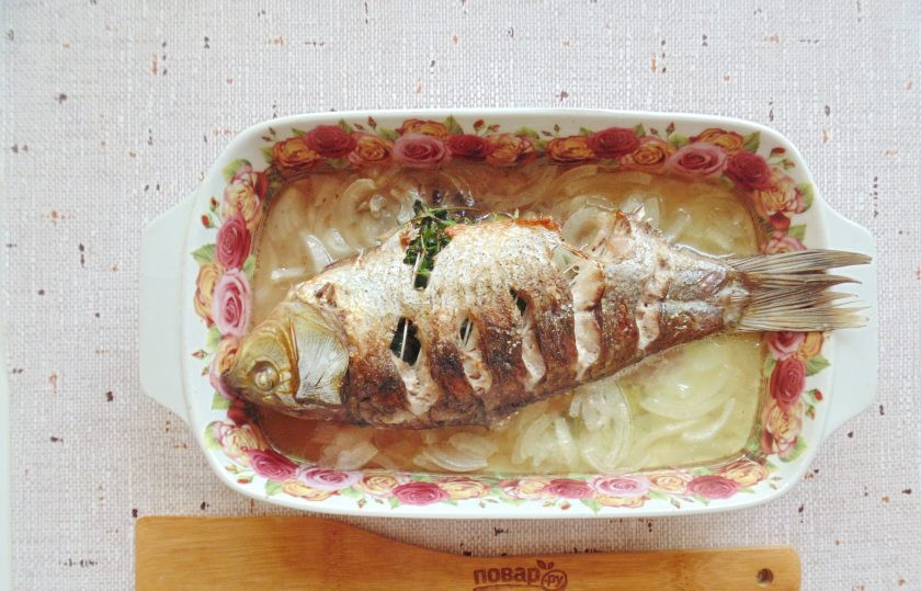 1. Этап. Карась в духовке на луковой подушке: Поставьте форму с карасём в разогретую до 175-180 градусов духовку и запекайте до золотистой корочки 30-35 минут.
