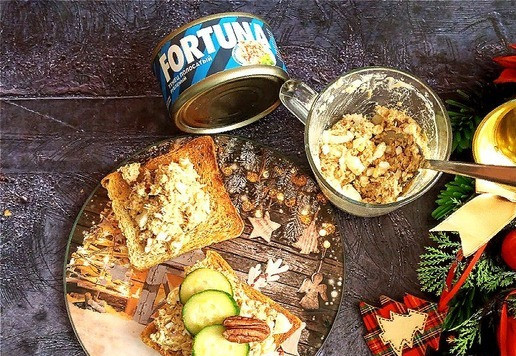 1. Этап. Закусочные тосты с тунцом: Собираем тосты. Количества этой намазки хватит на 4 тоста. Выкладываем поверх хлеба ровным слоем намазку, укладываем 