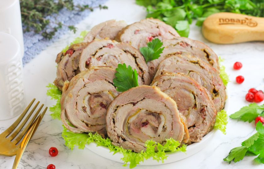 1. Этап. Мясной рулет с брусникой в духовке: После чего удалите нить и нарежьте рулет ломтиками, подавая его к столу.