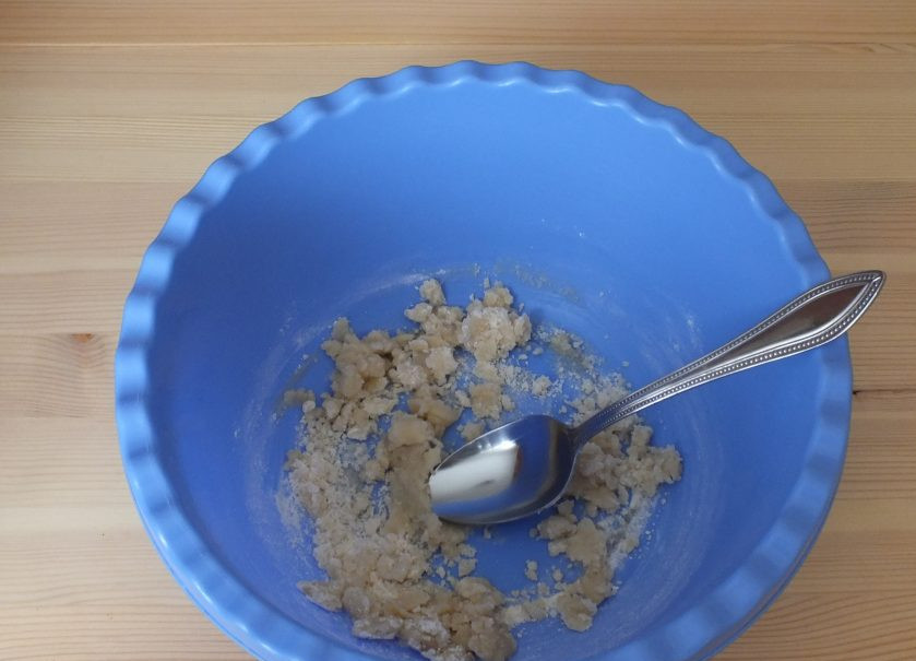 1. Этап. Заварное тесто на дрожжах: 2. В чаше смешайте соль, сахар, 3 ст. л. муки, 3 ст. л. растительного масла.