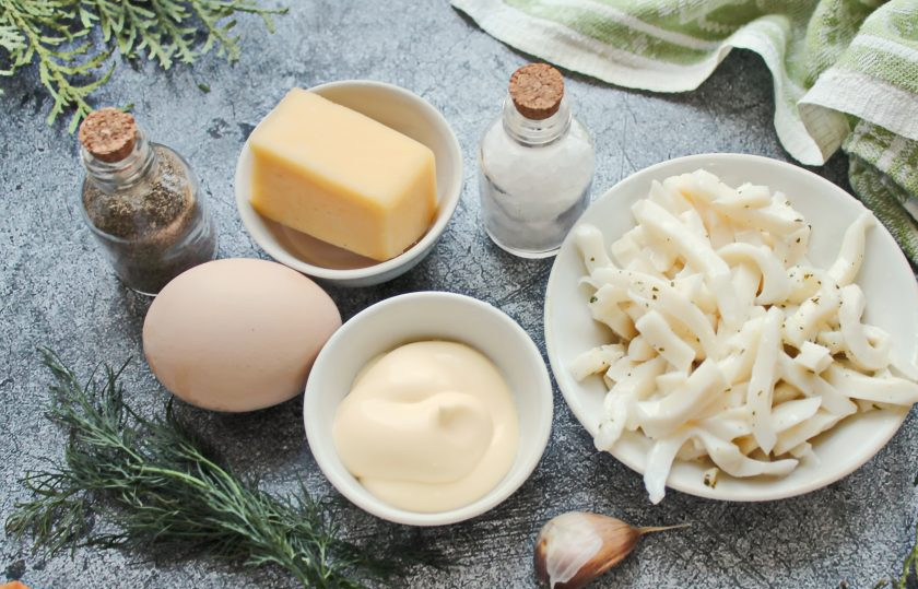 1. Этап. Салат из кальмаров с чесноком: Подготовьте все необходимые ингредиенты для приготовления салата из кальмаров с чесноком.