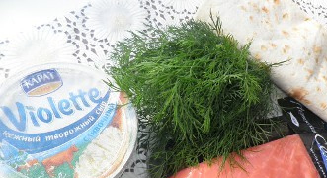 1. Этап. Рулет из лаваша с рыбой: 1. Подготовьте все овощи и рыбу. Начните с зелени: помойте укроп и мелко нарежьте. Затем смешайте сливочный сыр в тарелке и добавьте к нему нарезанную зелень. Тщательно смешайте и полученную массу отставьте дожидаться своей очереди.