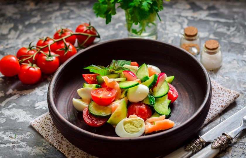 1. Этап. Салат с семгой и перепелиными яйцами: Приятного вам аппетита!