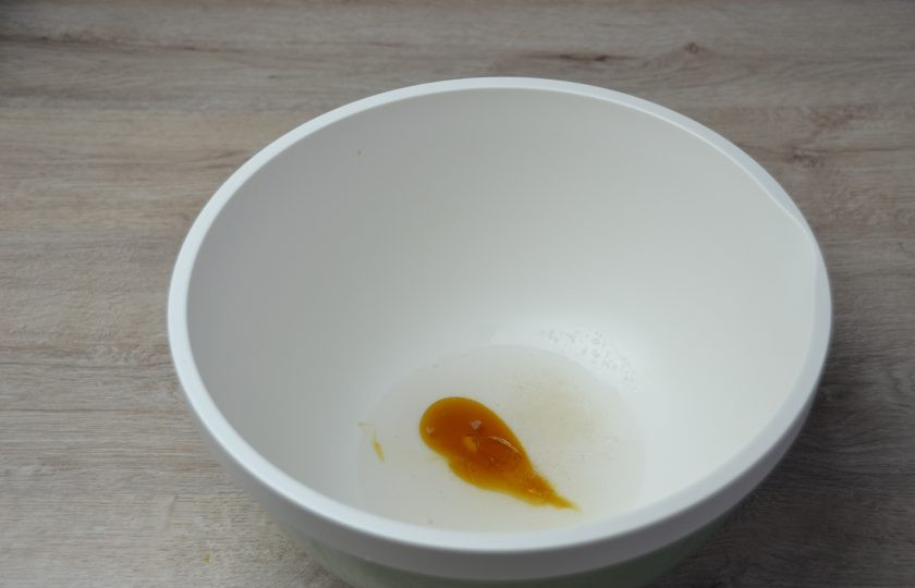 1. Этап. Ржаной заварной хлеб на закваске: Для замеса теста (через 10-12 часов от начала процесса), влейте в чашу 30 мл. воды, растворите в ней соль, патоку (или мед).