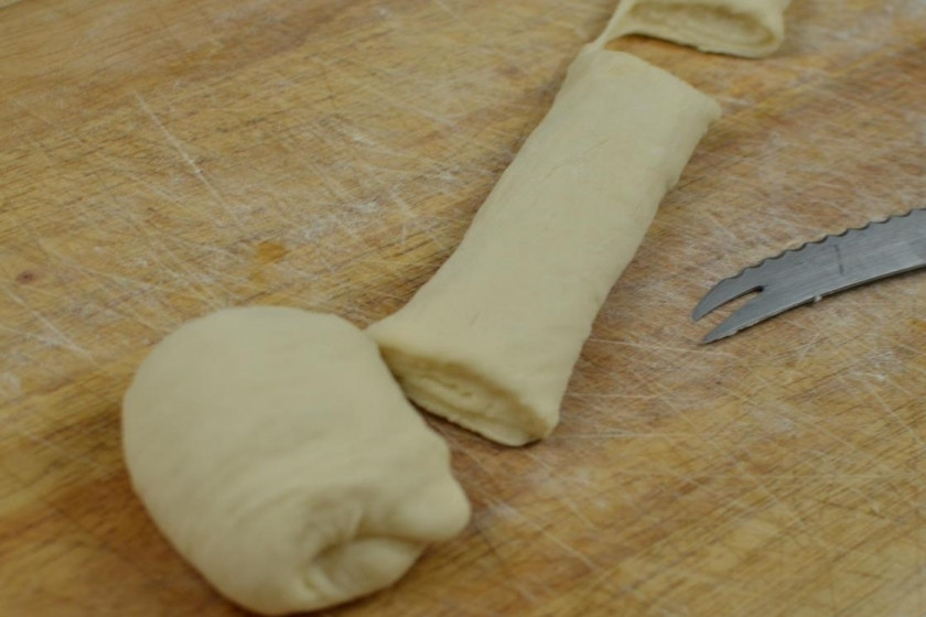 1. Этап. Булочки московские: Каждый кусок теста скатываем в рулон и нарезаем небольшими кусочками.