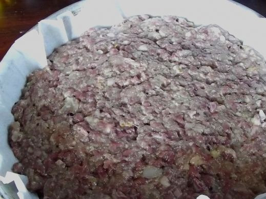 1. Этап. Фарш из куриных сердечек: 4. Форму для запекания застелить пергаментом и выложить туда фарш. Оставить его на 15-20 минут, чтобы манка набухла, а затем отправить в разогретую духовку. Запекать до появления аппетитной корочки.