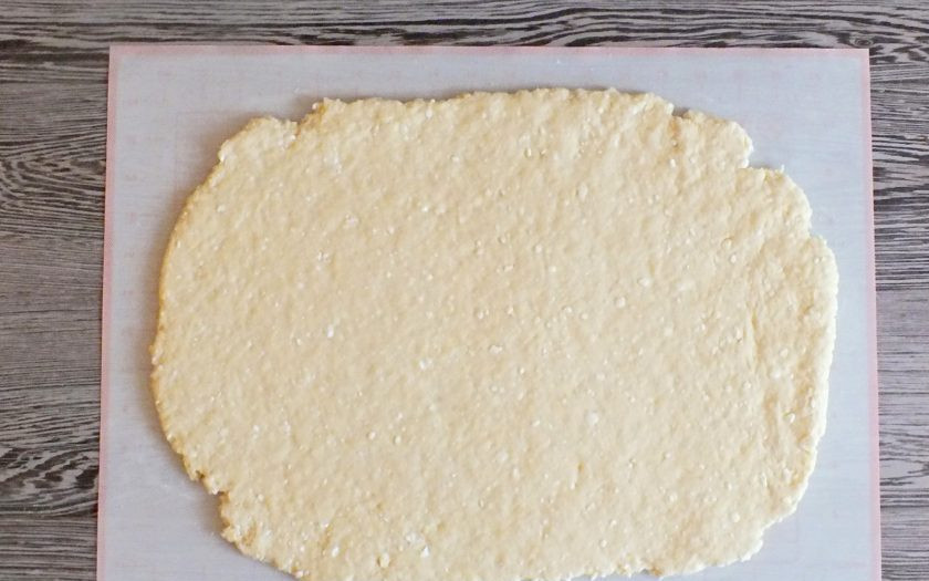 1. Этап. Творожная плетенка с яблоками: Как только тесто замесилось, выложите его на рабочую поверхность и раскатайте в прямоугольный пласт толщиной 0,3-0,4 см.