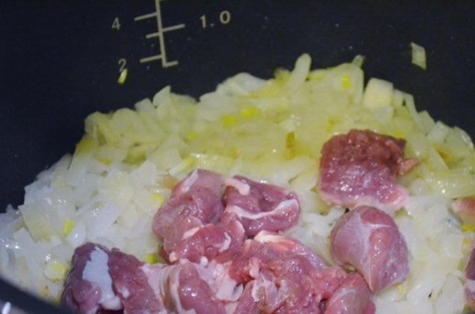 1. Этап. Харчо из баранины в мультиварке: Затем добавьте мясо и обжаривайте еще 10 минут.