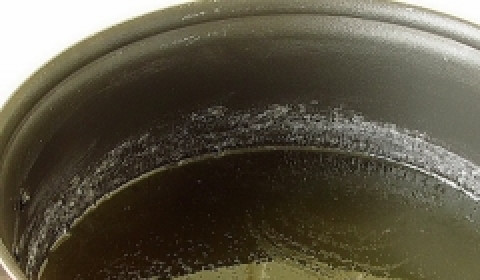 1. Этап. Варенье из абрикосов с косточками: 3. Ядра из косточек можно вставить в плоды, но я обычно разделяю абрикосы на половинки и отдельно добавляю ядра. Теперь растворите сахар в горячей воде и томите его около 2-3 минут. Доведите его до кипения и выключите. У нас получился сироп.