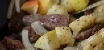 1. Этап. Печень с яблоками: Добавить соль, перец, влить вино, перемешать. накрыть крышкой и тушить на среднем огне еще минут 5-7.