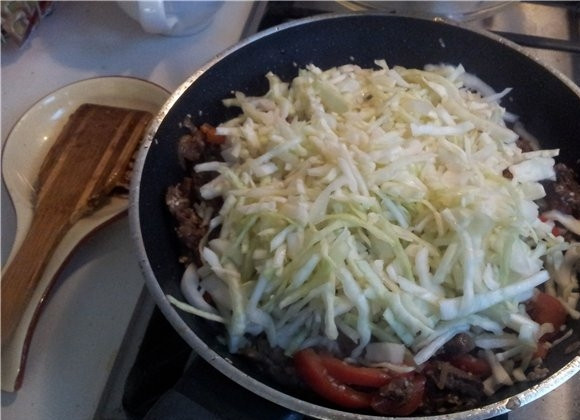 1. Этап. Говядина по-японски: Теперь можно выкладывать нарезанную капусту.