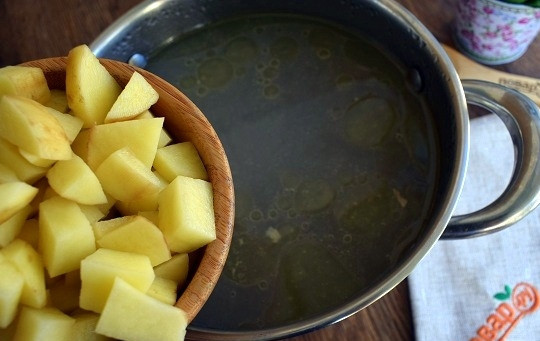 1. Этап. Суп из щавеля на курином бульоне: Куриный бульон доведите до кипения. Картофель нарежьте мелкими кубиками, положите в бульон, накройте крышкой и варите до мягкости на медленном огне.