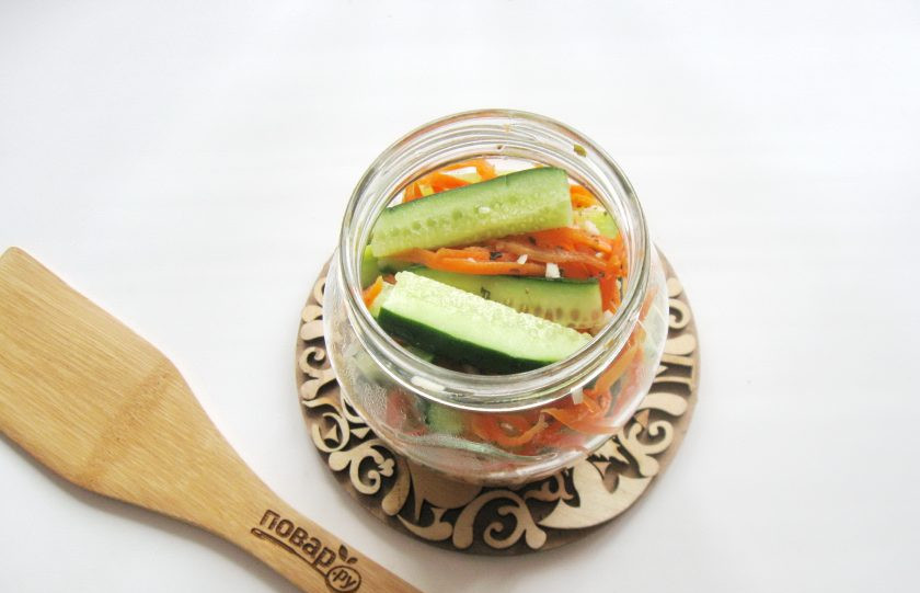 1. Этап. Огурцы по-корейски на зиму без стерилизации: Разложите салат в стерилизованные баночки и закатайте крышками. Переверните верх дном и укутайте в одеяло до полного охлаждения.