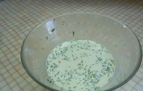 1. Этап. Курица по-грузински а ля Шкмерули: 6. Добавьте сливки, хмели-сунели или другие специи для аромата. Все тщательно перемешайте.