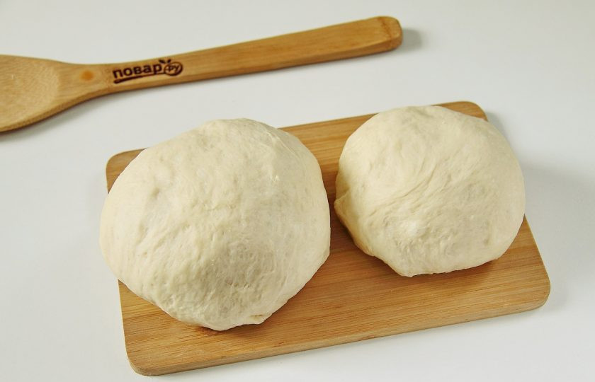 1. Этап. Хуплу: Разделите тесто на две неравные части.