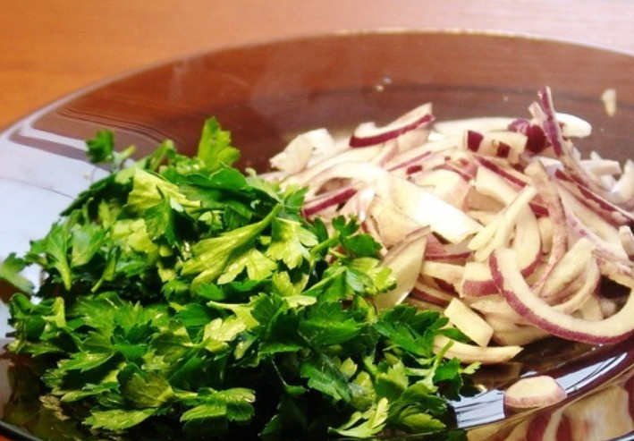 1. Этап. Простой салат с копченой курицей: Зеленый сельдерей порвите руками, а лук нарежьте полукольцами.