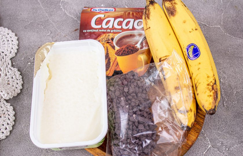 1. Этап. Банановый фадж: Приготовьте все необходимые продукты. Вместо кокосового масла можно взять сливочное. Если необходим сахар, то добавьте по вкусу.