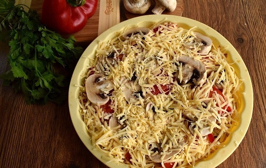 1. Этап. Диетическая куриная пицца без теста: Смажьте готовый 