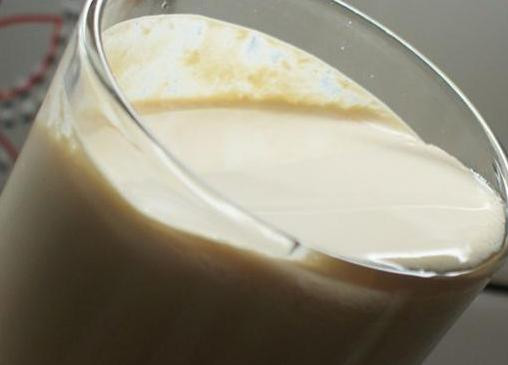 1. Этап. Ряженка в йогуртнице: Затем, баночки не открывая, поставьте в холодильник. Когда ряженка остынет, её можно будет использовать в пищу.