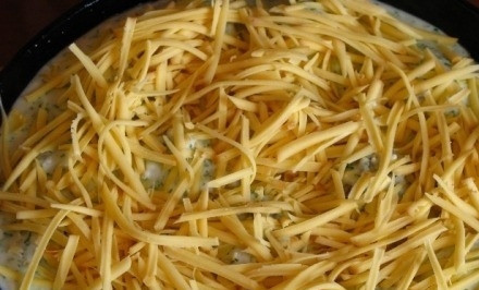 1. Этап. Тефтели под соусом Бешамель: И, наконец, натрите сверху сыр.