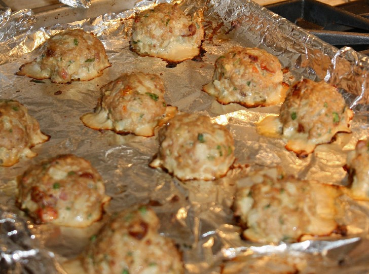 1. Этап. Паста с фрикадельками в томатном соусе: Выпекаем фрикадельки 20 минут при 190-200 градусах.