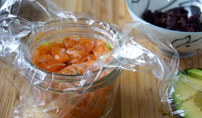 1. Этап. Тартар из лосося и авокадо: 3. Оливки без косточек измельчим в блендере (или любом другом измельчителе) до кашеобразного состояния. Теперь будем формировать тартар. Возьмите кольцевидную форму. Первым слоем уложите авокадо. Сбрызните лимонным соком. Поверх авокадо распределите оливковую кашицу. Затем выложите лосось. После снимите кольцо и подавайте блюдо к столу. Если у вас нет формовочного кольца, возьмите небольшую баночку, внутрь которой застелите пищевую пленку. Выкладывать блюдо будем в обратном порядке. Сначала лосось.