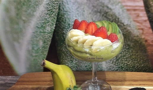 1. Этап. Полезное мороженое для детей и взрослых: Переложите мороженое в креманку и украсьте свежими фруктами.