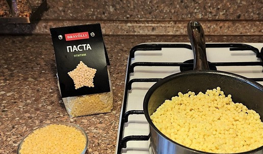 1. Этап. Птитим с креветками: Нагреть сотейник и добавить в него растительное масла с очищенным чесноком (можно использовать чесночное масло). Засыпать птитим, прогреть в ароматном масле. Добавить воду. Птитим начнёт набухать, помешиваем, готовим альденте