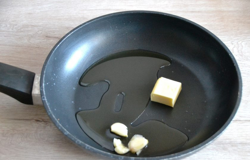 1. Этап. Классическая итальянская паста: В сковороду выложите сливочное масло примерно 1 ст. ложку и влейте 2 ст. ложки оливкового масла, выложите 2 расплюснутых зубчика чеснока. Обжарьте пока чеснок не зарумянится, уберите его в строну.