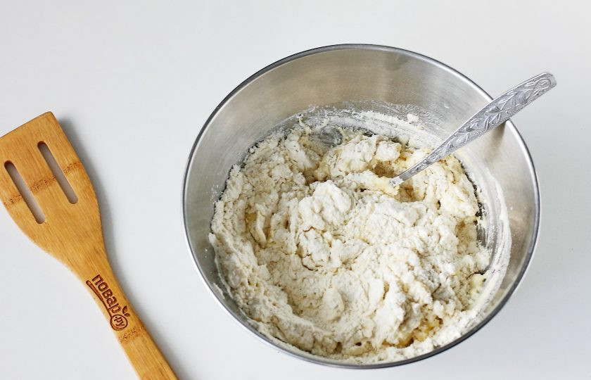 1. Этап. Узбекская лепешка с мясом: Частями введите муку.