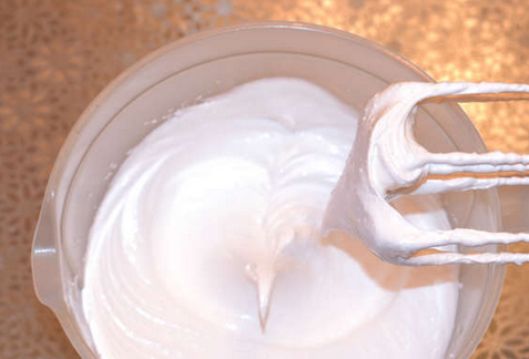 1. Этап. Торт чернично-муссовый: Белки взбиваем с 4 ст.л. сахара и щепоткой соли. Взбиваем до устойчивых пиков.