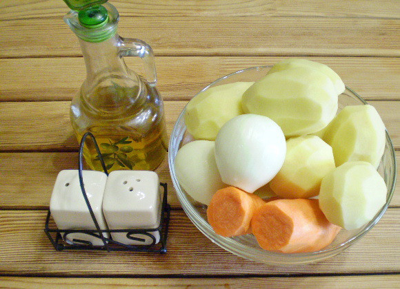 1. Этап. Картошка с морковью и луком: 1. Приготовим продукты. Овощи вымыть и очистить. Воду для варки картофеля чуть посолить и поставить на огонь.