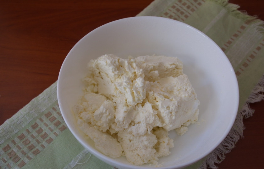 1. Этап. Розовые сырники: Творог (у меня домашний) размять вилкой. Я люблю, когда в сырниках его видно. При необходимости устранить крупинки, перетрите творог на сито.