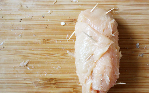 1. Этап. Грудка, фаршированная грибами и сыром: 5. Свернуть аккуратно, так чтобы начинка оказалась внутри, и закрепить зубочистками.