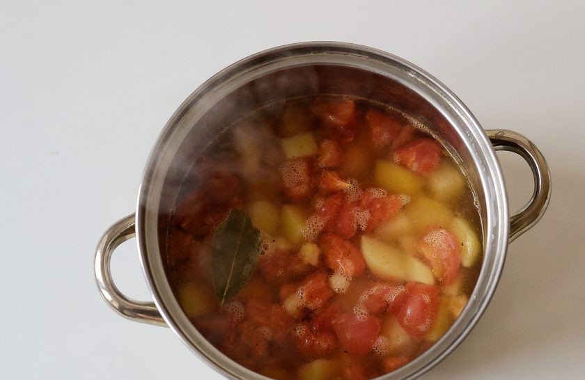 1. Этап. Овощная шурпа: Влейте в кастрюлю 1 литр воды, добавьте картофель, доведите до кипения. Добавьте помидоры, лавровый лист, нут, сухой чеснок, соль и перец по вкусу. Варите до мягкости картофеля.