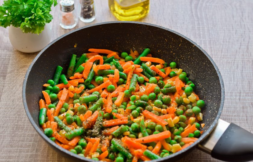 1. Этап. Яичница с мексиканской смесью: В сковороде разогрейте оливковое масло, выложите мексиканскую смесь овощей, после жарьте ее 4-5 минут, до готовности. В процессе обязательно периодически помешивайте овощи.