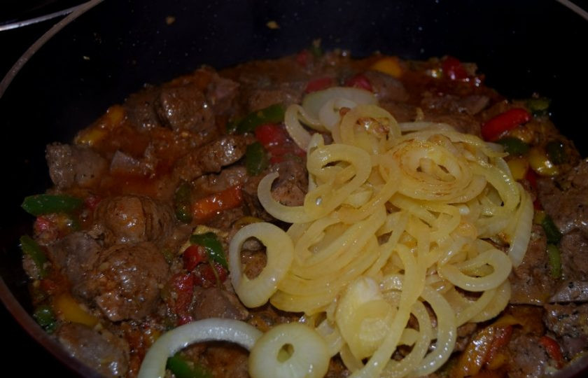 1. Этап. Рагу из печенки с овощами: 5. Положите в сковороду ранее приготовленный лук, посолите, если это будет необходимо и оставьте готовиться еще 1 минуту. Готово!