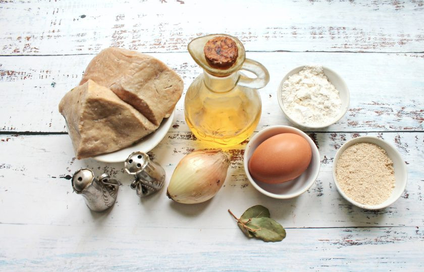 1. Этап. Берлинский шницель: Подготовьте все необходимые ингредиенты для приготовления берлинского шницеля.