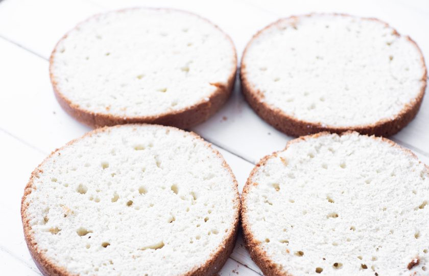 1. Этап. Торт с вишней и ананасом: После чего разрежьте бисквит на бисквитные коржи. Я свой бисквит с легкостью разрезала на 4 части.