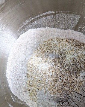 1. Этап. Полбяной хлеб с квасом: Просеять муку, добавить отруби.