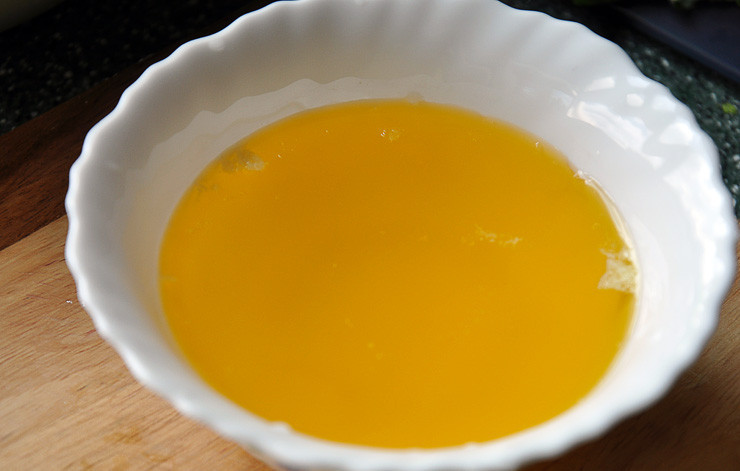 1. Этап. Борани из цыплят со стручками фасоли: Для приготовления топленого масла растопите в ковшике сливочное масло, снимите пену, слегка прокипятите. Аккуратно слейте масло в чистую миску так, чтобы весь осадок остался на дне ковшика.