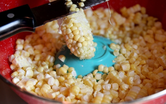 1. Этап. Томатная похлебка с кукурузой: 1. Початки кукурузы вымойте, обсушите и острым ножом срежьте зерна.