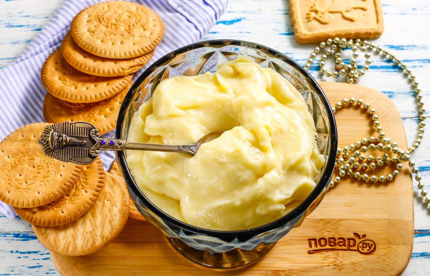 1. Этап. Заварной крем на кефире: Готовый заварной крем на кефире выложите в креманки, подайте к столу со сладкой выпечкой или приготовьте торт, переслаивая подготовленные коржи.