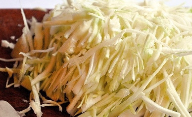 Царские щи 1. Этап. Царские щи: Тонко нарезаем свежую капусту.