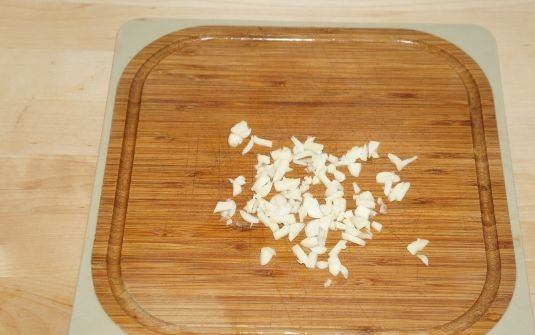 1. Этап. Ароматная закуска из помидоров: Чеснок почистите и измельчите.