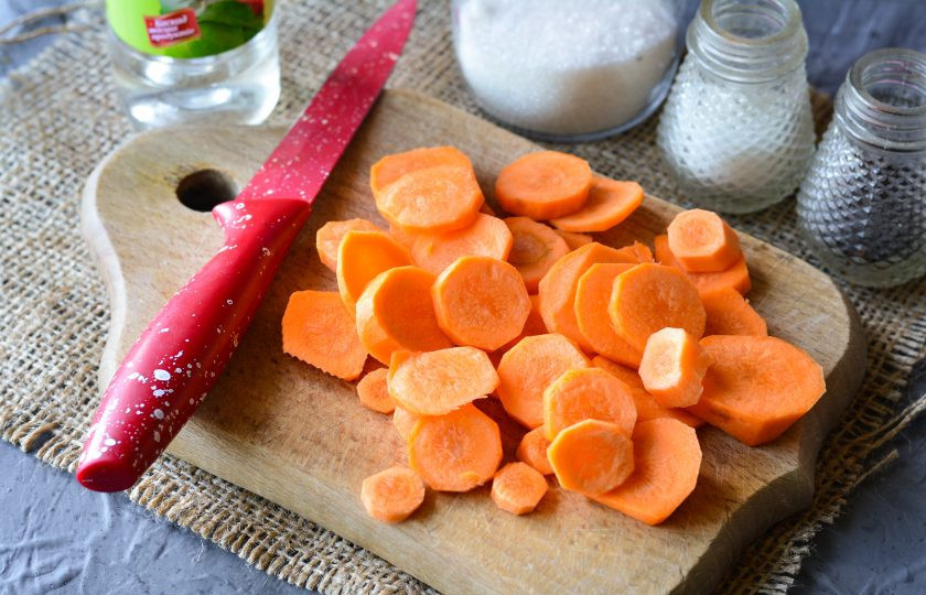 1. Этап. Консервированная морковь на зиму: Морковку очистите и нарежьте средними кружками.