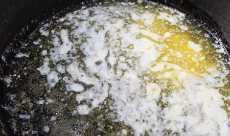 1. Этап. Белая халва: Топленое масло переливаем в сковороду или сотейник и доводим до кипения.