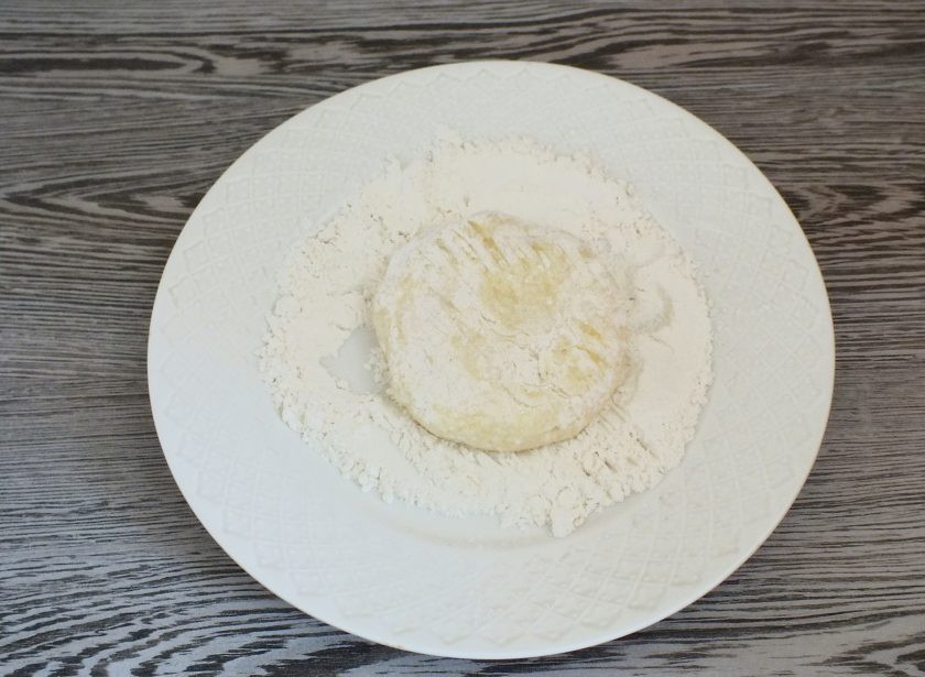 1. Этап. Саксонские творожники: В тарелку насыпьте муку. Творожно-картофельную массу поделите на равные части, скатайте в шарик, придайте форму творожника. Обваляйте в муке с двух сторон.