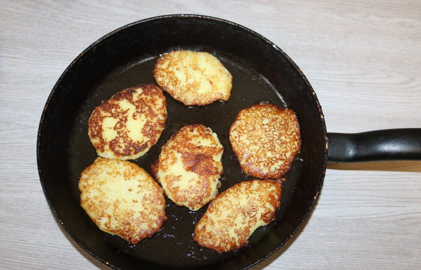 1. Этап. Драники на сметане: Обжаривайте с двух сторон до золотистого цвета.