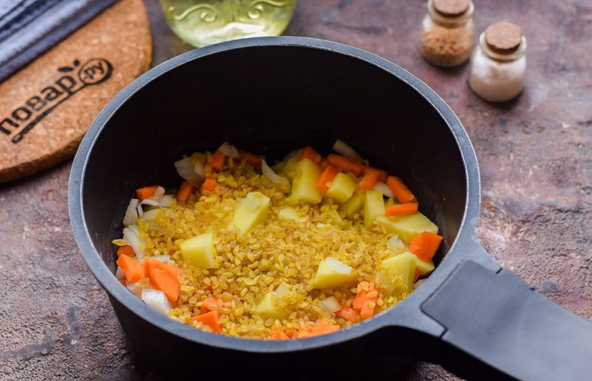 1. Этап. Суп с булгуром и брокколи: Добавьте к овощам булгур и влейте горячую воду или бульон. Варите суп 25 минут.